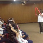 Alunos assistem à apresentação de tubos melódicos percussivos no auditório