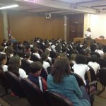 Alunos assistem à apresentação de tubos melódicos percussivos no auditório