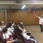 Alunos assistem à apresentação de tubos melódicos percussivos no auditório