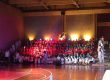Apresentação da Cantata de Natal 2014 no ginásio, com alunos em formação sob luz cênica