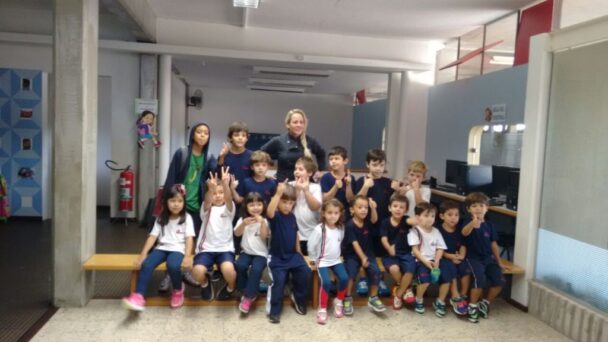 Turma da educação infantil posando na porta da sala, em foto de março