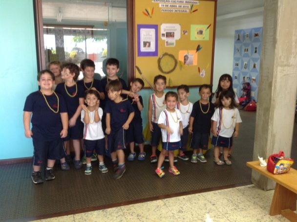 Turma da educação infantil posando no corredor da escola, em foto de abril