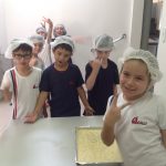 Alunos preparam a lembrança da homenagem do Dia das Mães, em maio