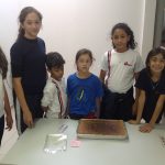 Alunos preparam a lembrança da homenagem do Dia das Mães, em maio