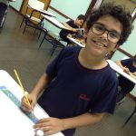 Alunos preparam a lembrança da homenagem do Dia das Mães, em maio
