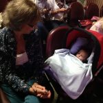 Mães e famílias na plateia do auditório durante a homenagem do Dia das Mães