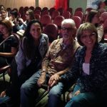 Mães e famílias na plateia do auditório durante a homenagem do Dia das Mães