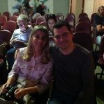 Mães e famílias na plateia do auditório durante a homenagem do Dia das Mães