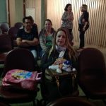 Mães e famílias na plateia do auditório durante a homenagem do Dia das Mães