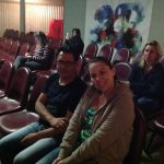 Mães e famílias na plateia do auditório durante a homenagem do Dia das Mães