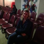 Mães e famílias na plateia do auditório durante a homenagem do Dia das Mães