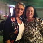 Mãe e filho posam para foto na homenagem do Dia das Mães