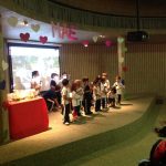 Alunos se apresentam no palco na homenagem do Dia das Mães
