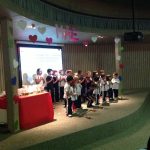 Alunos se apresentam no palco na homenagem do Dia das Mães