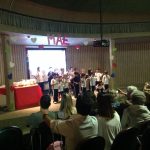 Alunos se apresentam no palco na homenagem do Dia das Mães