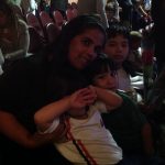 Mãe e filho posam para foto na homenagem do Dia das Mães