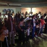 Mães e famílias na plateia do auditório durante a homenagem do Dia das Mães