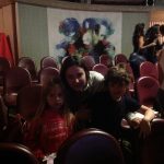 Mães e famílias na plateia do auditório durante a homenagem do Dia das Mães