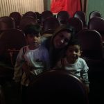 Mães e famílias na plateia do auditório durante a homenagem do Dia das Mães