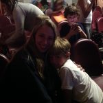 Mãe e filho posam para foto na homenagem do Dia das Mães