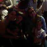 Mãe e filho posam para foto na homenagem do Dia das Mães