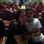 Mãe e filho posam para foto na homenagem do Dia das Mães