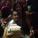 Mãe e filho posam para foto na homenagem do Dia das Mães