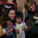 Mãe e filho posam para foto na homenagem do Dia das Mães