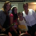 Mãe e filho posam para foto na homenagem do Dia das Mães