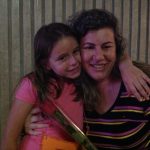 Mãe e filho posam para foto na homenagem do Dia das Mães