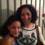 Mãe e filho posam para foto na homenagem do Dia das Mães
