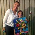 Mãe e filho posam para foto na homenagem do Dia das Mães