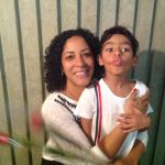 Mãe e filho posam para foto na homenagem do Dia das Mães