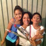 Mãe e filho posam para foto na homenagem do Dia das Mães