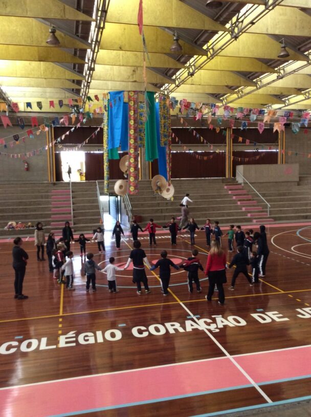 Alunos em formação no ginásio durante atividade esportiva, em foto de junho