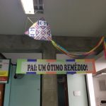 Sala preparada com os materiais da atividade de arte do Dia dos Pais
