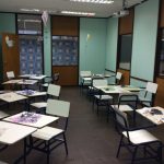 Sala preparada com os materiais da atividade de arte do Dia dos Pais
