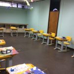 Sala preparada com os materiais da atividade de arte do Dia dos Pais