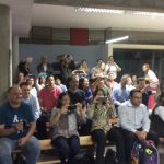 Alunos reunidos no pátio durante as atividades de agosto