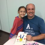 Pai e filho posam para foto na homenagem do Dia dos Pais, em agosto
