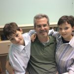 Pai e filho posam para foto na homenagem do Dia dos Pais, em agosto