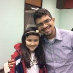 Pai e filho posam para foto na homenagem do Dia dos Pais, em agosto
