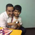 Pai e filho posam para foto na homenagem do Dia dos Pais, em agosto