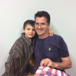 Pai e filho posam para foto na homenagem do Dia dos Pais, em agosto