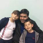 Pai e filho posam para foto na homenagem do Dia dos Pais, em agosto
