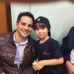 Pai e filho posam para foto na homenagem do Dia dos Pais, em agosto