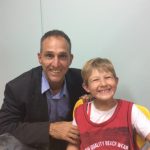 Pai e filho posam para foto na homenagem do Dia dos Pais, em agosto