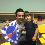 Pais e filhos na atividade de arte da homenagem do Dia dos Pais, em agosto