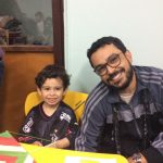 Pais e filhos na atividade de arte da homenagem do Dia dos Pais, em agosto