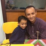 Pais e filhos na atividade de arte da homenagem do Dia dos Pais, em agosto
